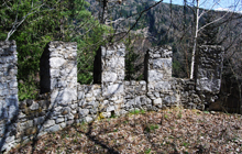 Ruota a vento a Gais e rovine del Castello di Chela