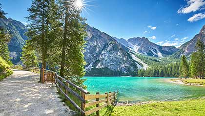 lago braies in estate