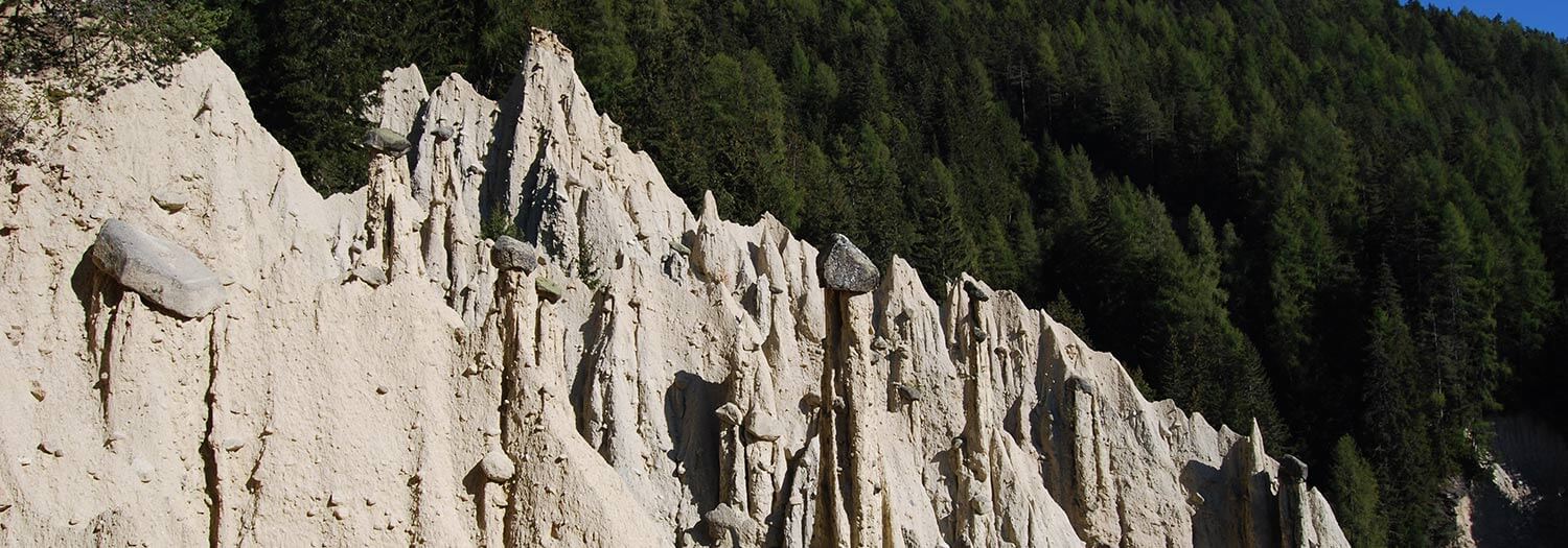 Piramidi di terra a Perca