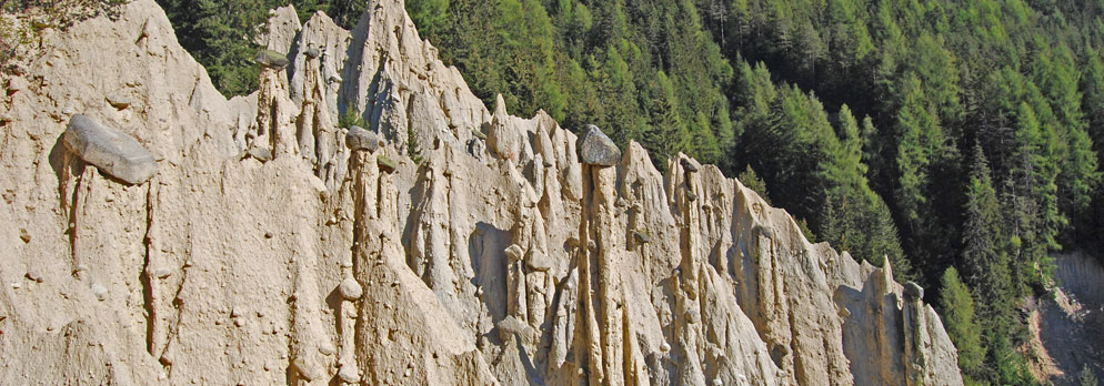 Piramidi di terra presso Perca